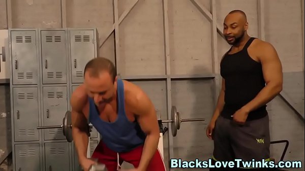 Sexo gay en el gym XXX