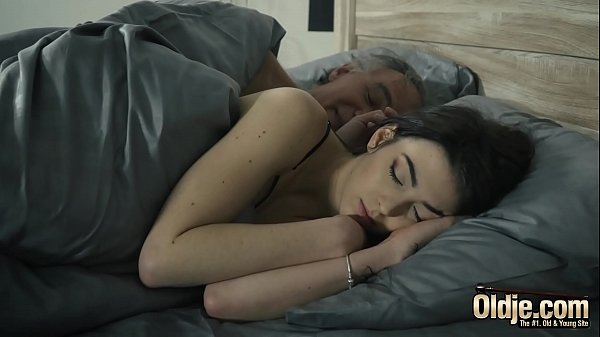 Papa se excita con su hija en la cama polvo mañanero